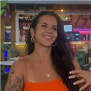Chica bilingüe da clases de inglés para niños
